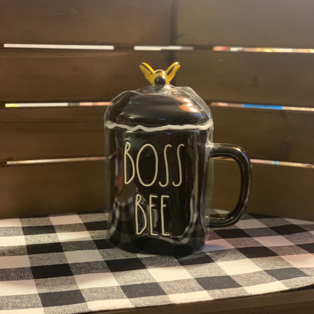 Rae Dunn “Boss Bee” 🐝 mug w topper.